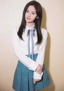鞠婧祎穿这一套衣服,真的好淑女,这种风格很适合她