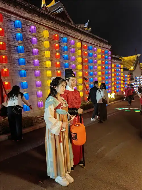 迎春灯展遇见汉服女孩,梧州龙年春节庙i会一道靓丽风景