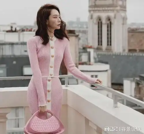巴黎时装周钟楚曦红裙妖艳,戚薇粉系少女,刘亦菲王一博压轴登场