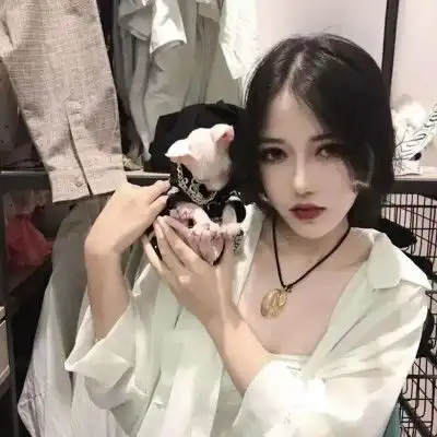 网易云音乐热评公交车上,坐在我对面的一对高中生,女生一直在小声的