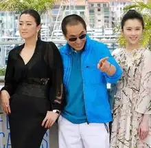 张艺谋罚款生的三个孩子已长大,看完母子四人照片,748万值了