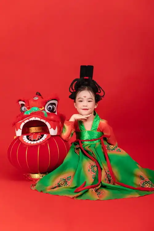 中式传统汉服龙年新年春节女孩人物摄影图摄影图