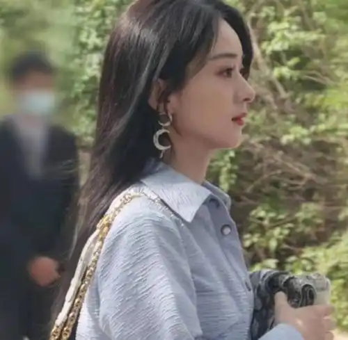 赵丽颖离婚后首次录制节目,短裙搭配黑色瘦腿袜,气色好不见悲伤