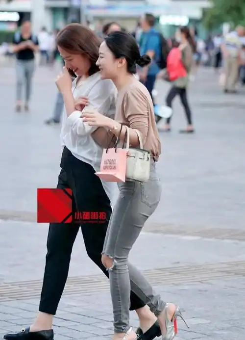 街拍小姐姐正面看起来很普通,可背影却是很美丽