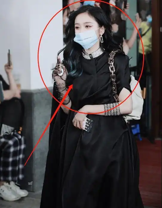 火箭少女挑战暗黑风,杨超越状态消沉,吴宣仪的眼妆成焦点