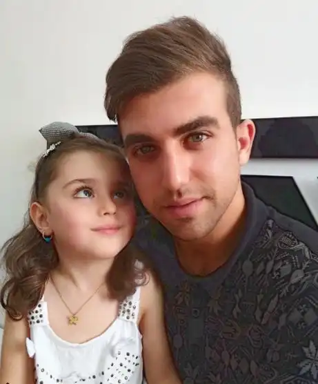 8岁女童被封全球最美女童,父亲辞职做贴身保镖