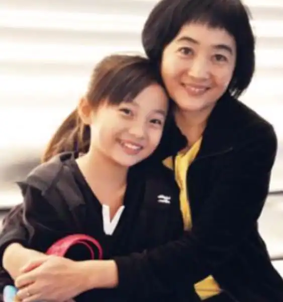 林妙可北京奥运会上的假唱女孩,被母亲当成赚钱工具,如今咋样