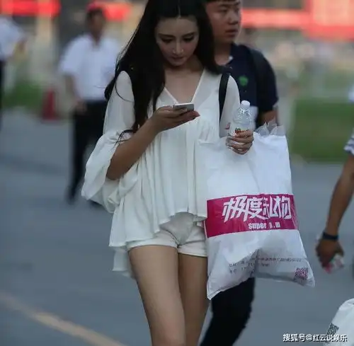 街拍穿超短裤的高挑妹子美腿真是长十足女人味吸引路人纷纷回头