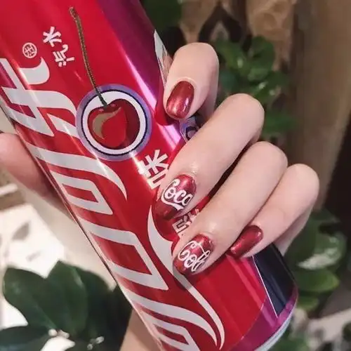 酷酷的小姐姐们最近都流行可乐美甲