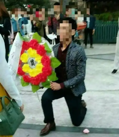 奇葩男子当街手捧花向女友求婚,女友觉得受到侮辱,果断提出分手