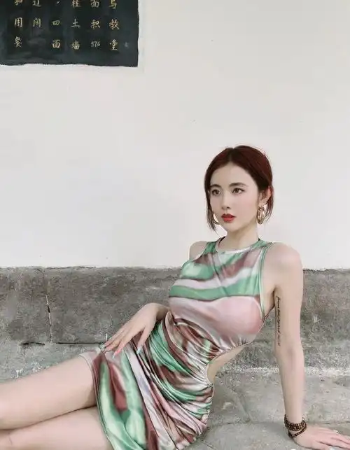 撞脸刘诗诗的地铁纯欲辣妹,这谁顶得住