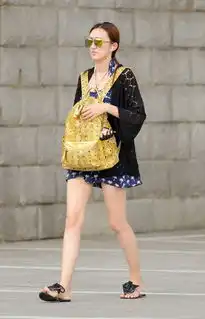 街拍戴墨镜的短裙美女