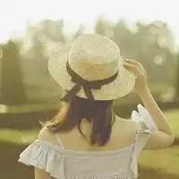 女生头像戴帽子带字背影