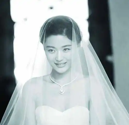 全智贤丈夫继承百亿财产,变身总裁好神气,被曝曾对妻子控制欲强