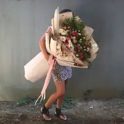 女生头像手捧花王璇