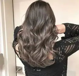 今年流行的兰花烫适合长发的女生