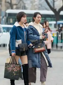 大气美女身穿一袭黑色长裙,色彩简洁又高级,简约时尚展现冷艳美