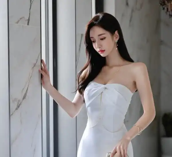 快进来看看女神孙允珠时尚露肩连衣裙的高挑性感女生写真集