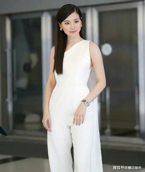 她是泰国版初恋女神,全白穿搭简约亮相,斜肩设计增加时尚感