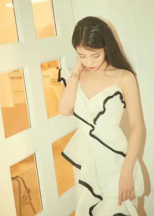 不光有盛世美颜,私服造型更是女生模范国民妹妹李知恩越发时髦