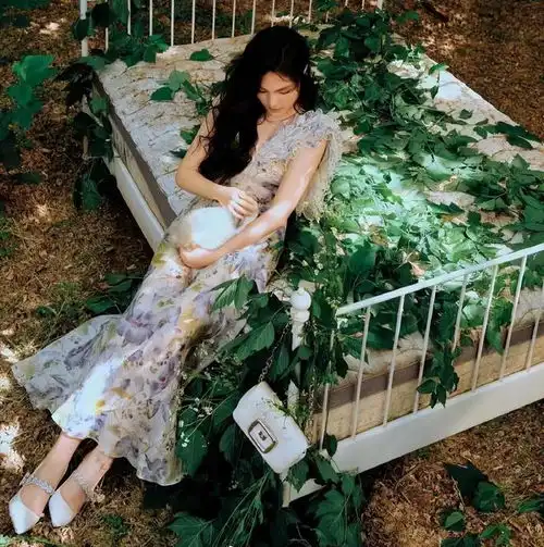 李湘和女儿合拍大片,身材暴瘦贵妇变少女,14岁王诗龄美出高级感