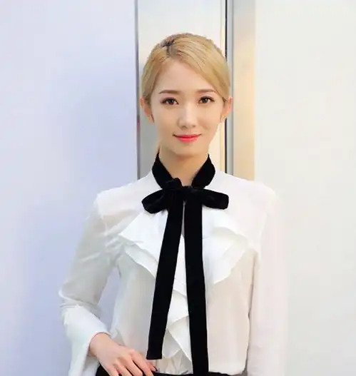 孟美岐写真造型多变,烟熏妆搭凌乱卷发,全新风格美得惊艳