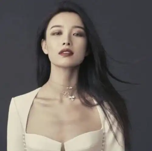 倪妮深v礼服,大显性感身材,暴露一物,