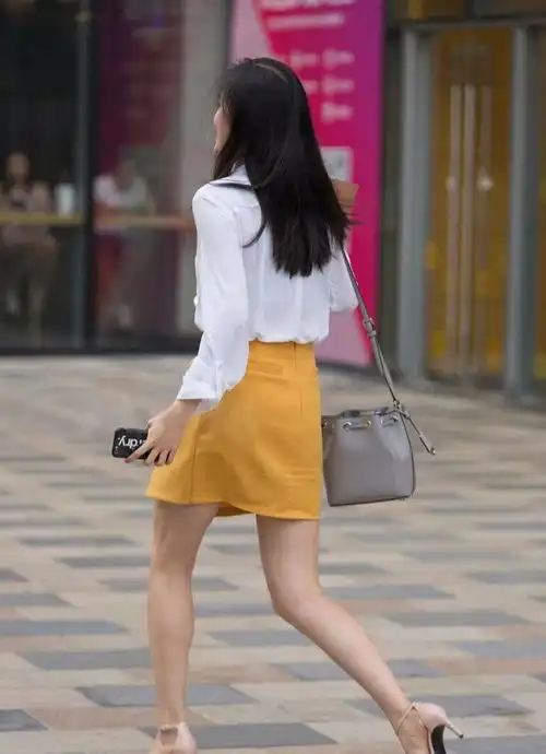 气质少女偏爱简约风,白衬衣配亮黄色半裙,朴素时尚还有气质
