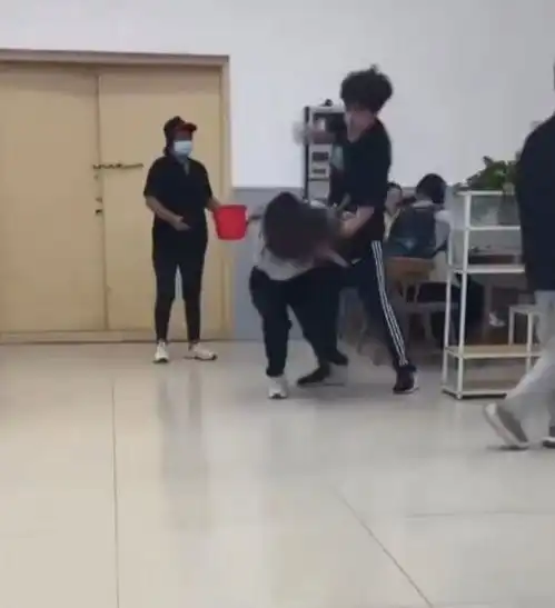 江苏师范大学食堂打人女生先动手,男子重拳还击,起因曝光