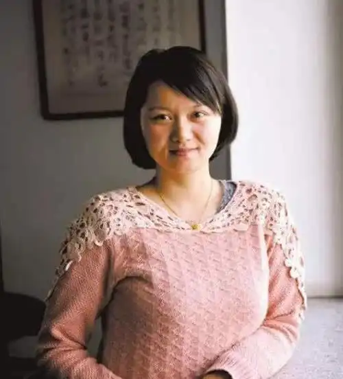 当年被拍下大眼睛照片,渴望读书的8岁小女孩,现如今怎样了