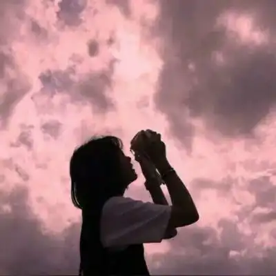 天空背景女头,有一两对闺头