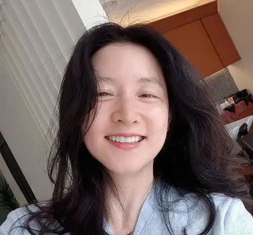 50岁氧气美女李英爱携爱女拍写真,十岁承彬气质好身高到妈妈肩膀