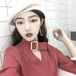 戴墨镜的时尚恋人