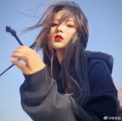 杨超越水手服造型清纯回眸的一瞬间感觉心动了