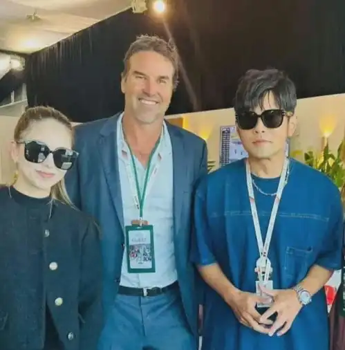 昆凌夫妇参加活动,周杰伦没胡子又瘦又帅,两人穿得不是一个季节