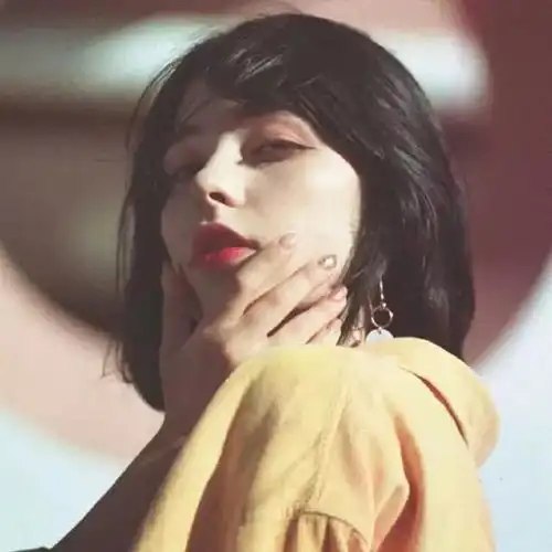 短发女生个性头像
