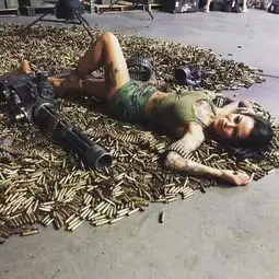 福利火辣枪械年历拍摄花絮纹身美女的另类诱惑