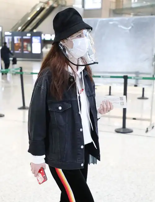 渣女张萌真土豪,穿牛仔外套配校服裤好时髦,背1万5包太拉风