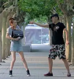 大长脸和个女的演的打劫