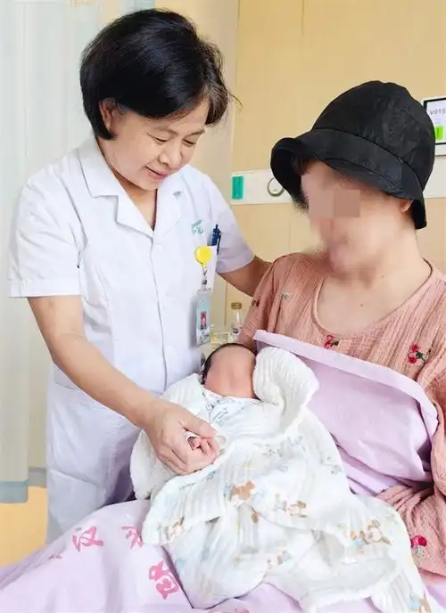 医护人员精心护航45岁女子再次晋级当妈妈