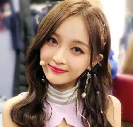 吴宣仪的袜子1600,手机壳9600,她到底是多有钱