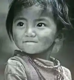 求图黑白照片一个小女孩脸有点脏大概3到5岁笑起来很可爱