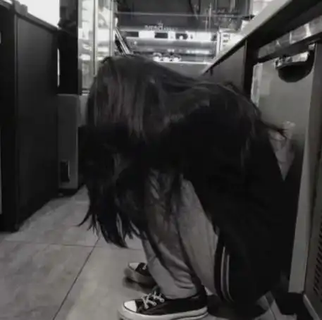 网易云热评给闺蜜发我想你了,手滑发给了前男友,他冷漠的回了一句