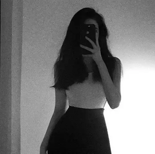 丧到极致的头像女带血不露脸旅行