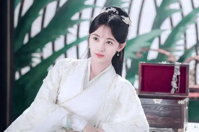 四千年少女鞠婧祎,十分害羞,穿超短裙不敢迈开腿