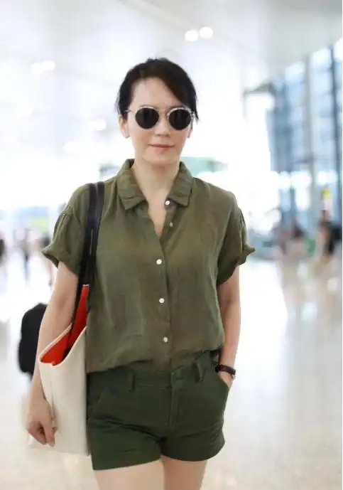 俞飞鸿一身教官装,戴墨镜打扮飒气,脚踩芭蕾鞋添少女心