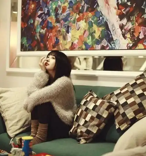 李菲儿晒出自己住的房子,客厅还贴着财神像,接地气得有点过分了