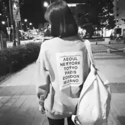 qq头像女生背影带帽背书包带字