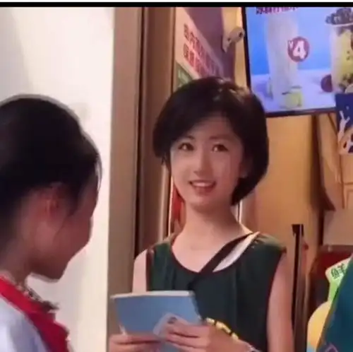11岁女孩撞脸桂纶镁,发量惊人,貌比仙女,还是个学霸