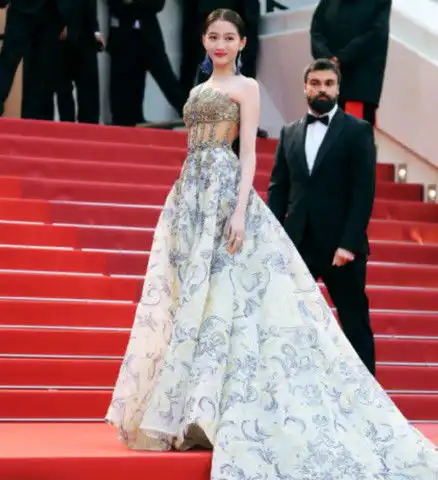女明星的颜值离不开精修,看到无滤镜下的关晓彤,21岁都不相信